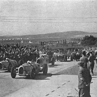Start závodu v roce 1935, Stuck (4), Varzi (6), Rosemeyer (8).