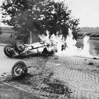 Německý jezdec Paul Pietsch své Maserati 6C-34 rozbil už v tréninku, Masarykův okruh, 1937.
