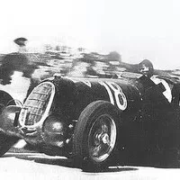 Legendární Tazio Nuvolari v Brně nikdy nezvítězil, v roce 1937 ho potrápil defekt. Alfa Romeo 12C-36, 1937.