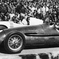 Maserati 4CLT/48 britského jezdce Davida Murrayho, za ním je Tatraplan Sport jezdce Bruna Sojky, Masarykův okruh, 1949.