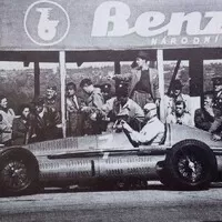 Louis Chiron připraven vyrazit na trať za volantem Maserati 4CLT/48, Masarykův okruh, 1949.