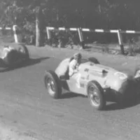 Philippe Étancelin s Talbotem-Lago 26 C před Peterem Whiteheadem s Ferrari 125 F1, Masarykův okruh, 1949.