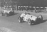 Philippe Étancelin s Talbotem-Lago 26 C před Peterem Whiteheadem s Ferrari 125 F1, Masarykův okruh, 1949.