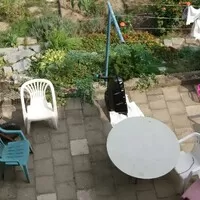 Někdo suší prádlo, někdo nádrž