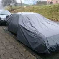 Zastávka u Redyho, pod plachtou replika Sierry Cosworth MKI v barvách Marlboro