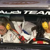 S tradiční navigátorkou Fabrizií Pons za volantem továrního Audi.