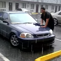Proč muži myjí auta v dešti