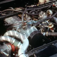rok 1984 a první vstřikování. je možno si všimnout dalších úprav na motoru