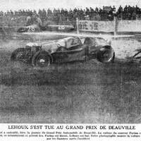 Vůz Marcela Lehouxe po nehodě při GP Deauville 1936, v pozadí stojí farinova Alfa Romeo 