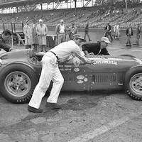 Farina při závodě 500 Indianapolis v roce 1956