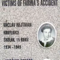 Část pomníku ve farinově zatáčce se jmény obětí události roku 1949
