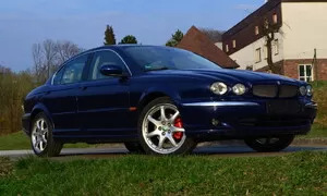 Z údržby limuzíny "chudého" studenta - Jaguar X-Type stále slouží