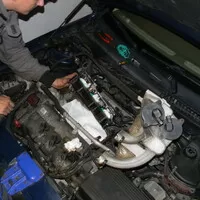 Z údržby limuzíny "chudého" studenta - Jaguar X-Type stále slouží