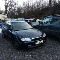 Má stařičká Mazda 323f s poslením vzdechem, všimni si přední kola mírně šejdrem...