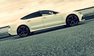 Češi, okolí a společnost pohrdající automobilem. 
