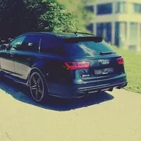 Češi, okolí a společnost pohrdající automobilem. 