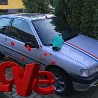 Proběhl i lehký polep s francouzskou trikolórou