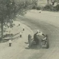 Nuvolari projíždějící zatáčkou v pro něj typickém driftu