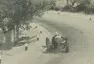 Nuvolari projíždějící zatáčkou v pro něj typickém driftu