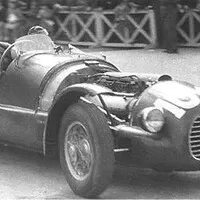 Nuvolari při Mille Miglia 1948, s rozpadajícím se vozem Ferrari 166 Spyder Corsa