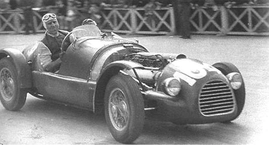 Nuvolari při Mille Miglia 1948, s rozpadajícím se vozem Ferrari 166 Spyder Corsa