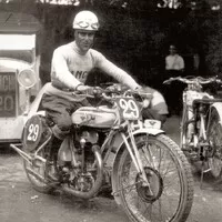 Nuvolari začínal na motocyklech, zde s Bianchi 350