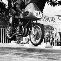 Surtees se toho za řídítky rozhodně nebál – MV Agusta 500 – Tourist Trophy, Man 1956