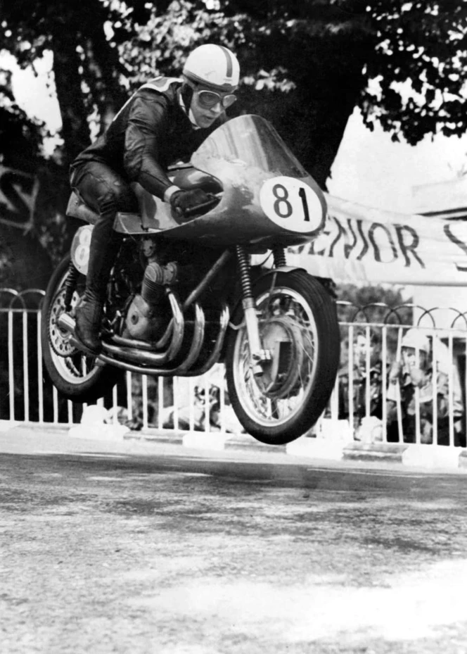 Surtees se toho za řídítky rozhodně nebál – MV Agusta 500 – Tourist Trophy, Man 1956