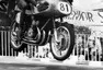 Surtees se toho za řídítky rozhodně nebál – MV Agusta 500 – Tourist Trophy, Man 1956
