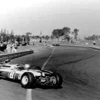 Lorenzo Bandini naráží do Grahama Hilla, GP Mexiko 1964