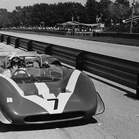Lola T70 – vůz se kterým Surtees těžce havaruje.