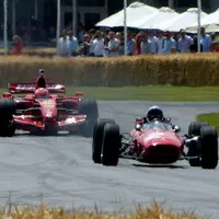 Surtees a Kimi Räikkönen se v roce 2014 projíždějí se svými mistrovskými vozy v Goodwoodu. 