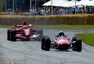 Surtees a Kimi Räikkönen se v roce 2014 projíždějí se svými mistrovskými vozy v Goodwoodu. 