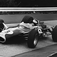 Jim Clark projíždí zatáčkou Karussell, Nürburgring, 1967.