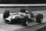 Jim Clark projíždí zatáčkou Karussell, Nürburgring, 1967.