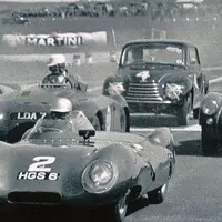 Jim s vypůjčeným vozem DKW (startovní číslo 4) mírně vyčníval z řady, 1956.