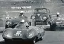 Jim s vypůjčeným vozem DKW (startovní číslo 4) mírně vyčníval z řady, 1956.