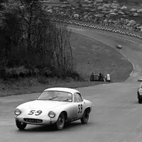 Clark pronásleduje Colina Chapmana, Brands Hatch, 1958.