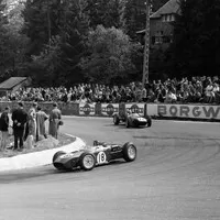 Jim Clark během GP Belgie 1960, následovaný nešťastným týmovým kolegou Staceyem.