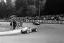 Jim Clark během GP Belgie 1960, následovaný nešťastným týmovým kolegou Staceyem.