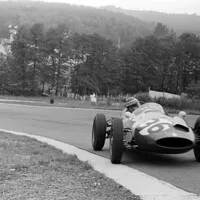 Chris Bristow míří se svým Cooperem T51 vstříc tragédii, Spa-Francorchamps, 1960.