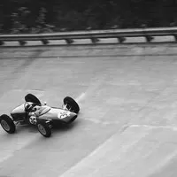 Jim Clark v klopené zatáčce, Lotus 21, Monza 1961.