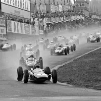 V deštivé GP Belgie 1963 předvádí Jim Clark famózní start, zde už v čele.
