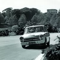 Během závodů na okruhu Crystal Palace s vozem Lotus-Cortina Mk1, 1964.