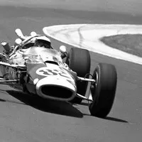 Clarkův asymetrický Lotus 38 během Indianapolis 500, 1965.