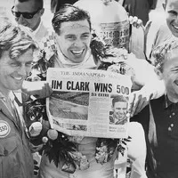 Jim Clark slaví vítězství v Indy 500, 1965.