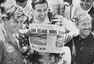 Jim Clark slaví vítězství v Indy 500, 1965.