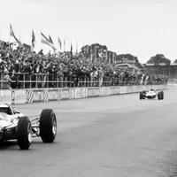 Jim Clark s Lotusem 33 během GP Británie, 1965.