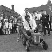 Jim jezdil na traktoru i v pozdějších letech, zde ve společnosti Grahama Hilla a jeho syna Damona, 1966