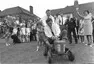 Jim jezdil na traktoru i v pozdějších letech, zde ve společnosti Grahama Hilla a jeho syna Damona, 1966